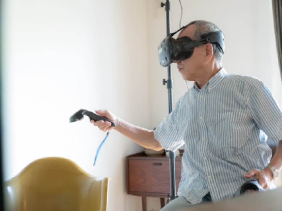 VRリハビリ(カグラ)でリハビリをする患者
